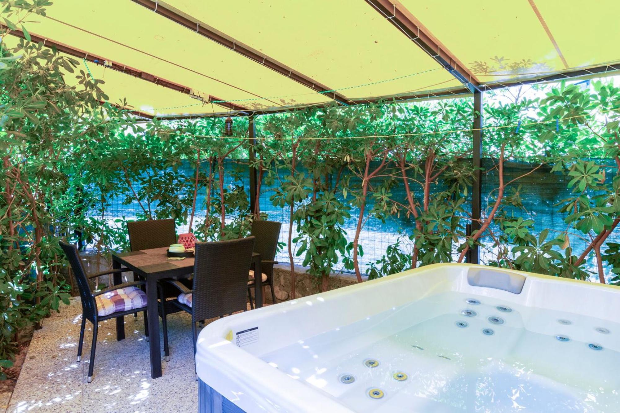 Apartment Center With Jacuzzi *